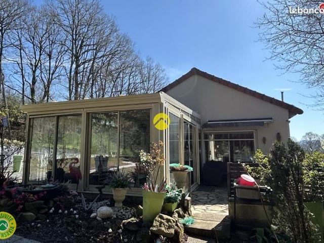 Maison et veranda vue a la campagne