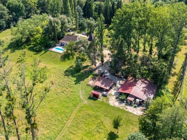 Maison exceptionnelle de 270m2 avec dépendances et piscine à G