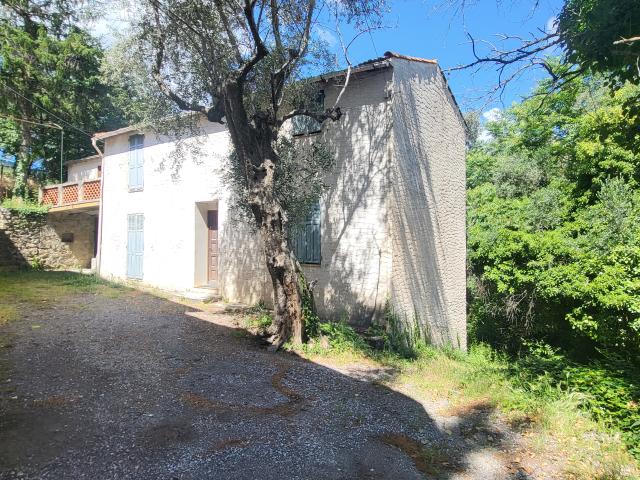 Maison F4 dépendances et terrain 5000m2