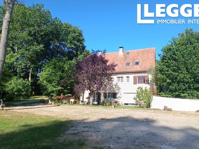 Maison Fort potentiel sur 3 niveaux avec grand jardin arboré