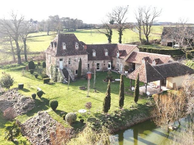 Maison forte du 15eme siècle au cœur du Berry et son parc de 3 ha