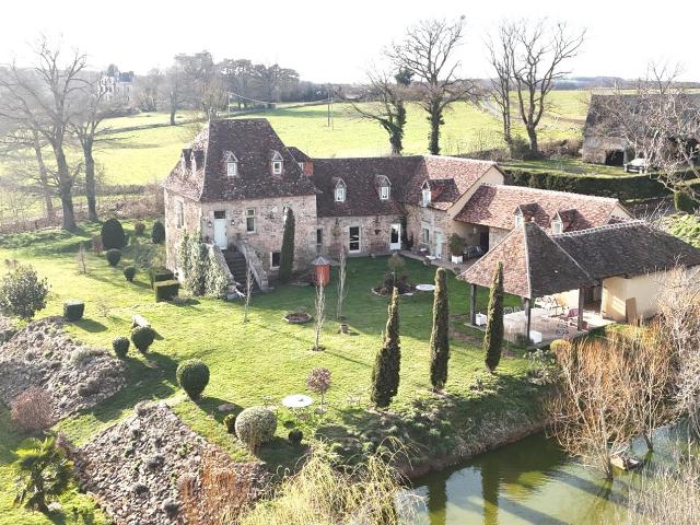 Maison forte du 15eme siècle au cœur du Berry et son parc de. 300m² La châtre