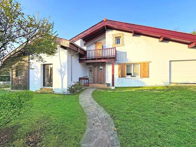 MAISON FAMILIALE NÉOBASQUE RÉNOVÉE DE 176 M² SUR TERRAIN PISCINABLE DE 850 M²