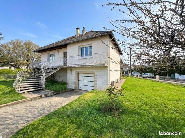 Maison familiale au calme avec jardin proche des commodités à BALLAN MIRE