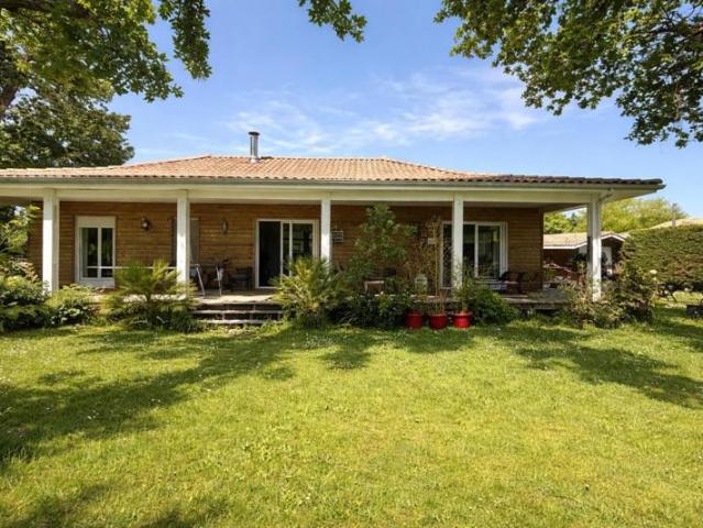 Maison familiale au calme avec un jardin arboré