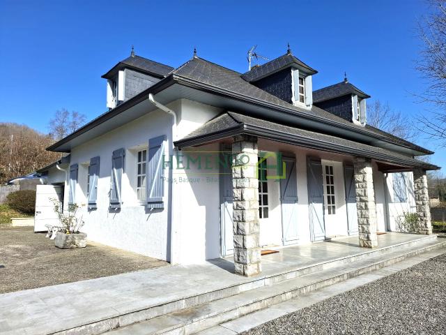 Maison familiale au calme avec vue dégagée Beau potentiel ! A 10 mns de TARDETS