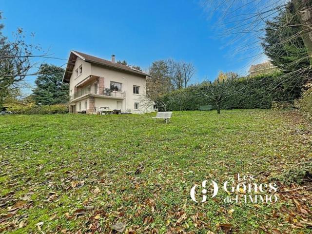 MAISON FAMILIALE AU CALME DE 230 M2 PROCHE DU CENTRE 1715 M2