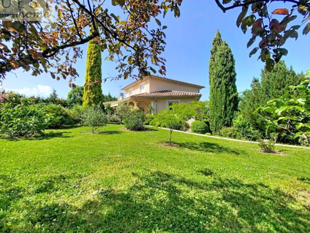 Maison familiale au calme, jardin arboré et piscine