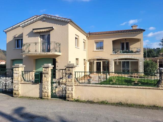 Maison familiale au gros potentiel 9 pièces 222 m² 222m² Alès