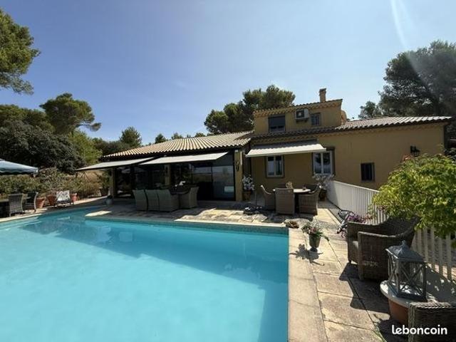 Maison familiale aux Taillades | Jardin, terrasse et piscine | Vue dégagée sur les Alpilles