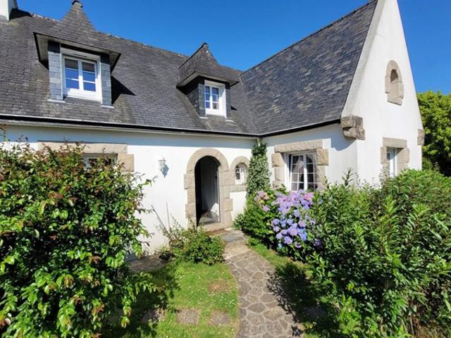 Maison familiale aux très beaux volumes à vendre à Concarneau 6 pièces 151.40 m², quartier calme et prisé