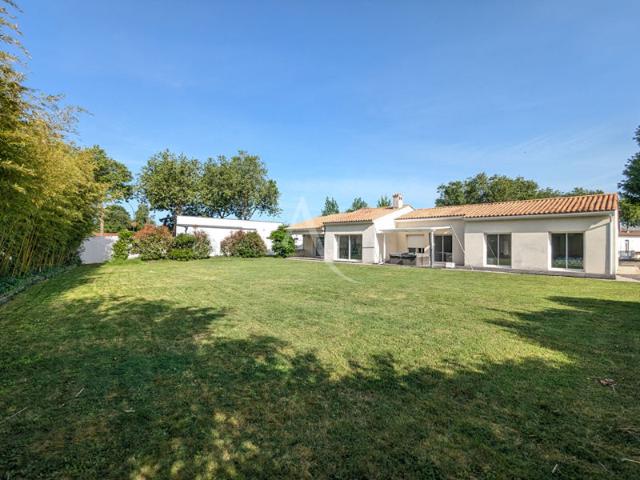 Maison familiale aux beaux volumes avec jardin de 2700 m² Challans proche centre ville