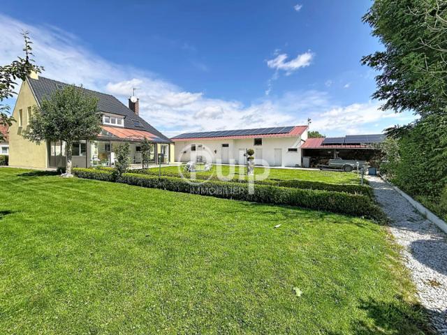 Maison familiale aux beaux volumes avec véranda et dépendances