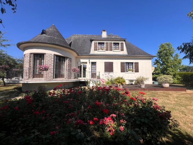 Maison familiale aux beaux volumes sur un vaste terrain arboré