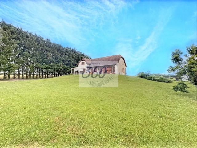 Maison Familiale aux portes de Louhans: élégante propriété familiale aux volumes remarquables et fort potentiel d'aménagement