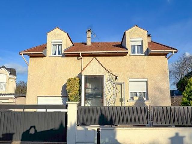 maison familiale avec 3 chambres et une dépendance