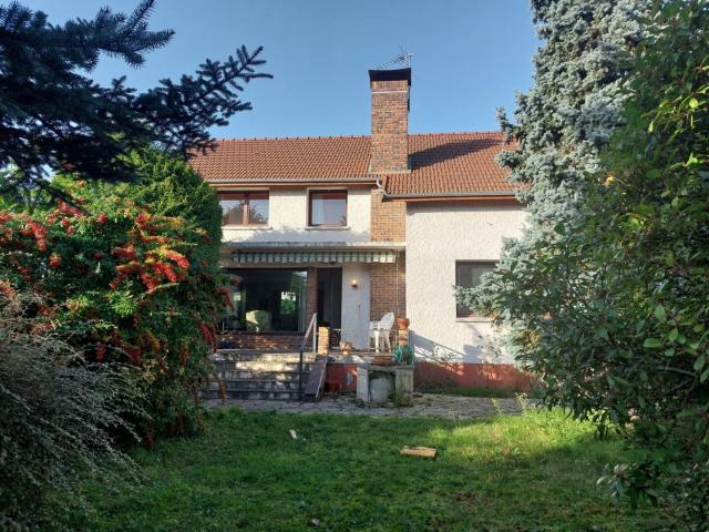 MAISON FAMILIALE avec 3 chambres, sous sol total avec garage