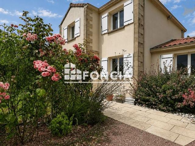 Maison familiale avec 3 suites, bureau et 2 garages