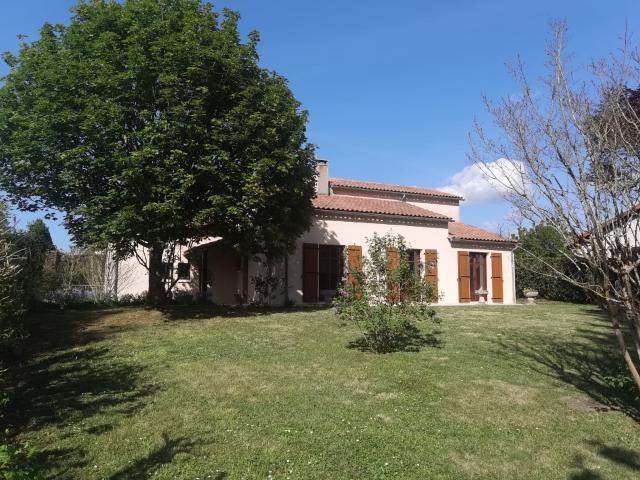 Maison Familiale Avec 4 Chambres Et Jardin Proches Commerc 152m² Chasseneuil sur Bonnieure