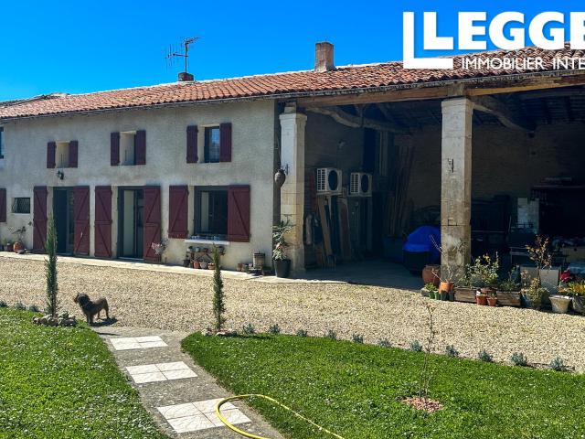 Maison familiale avec 4 chambres, piscine et jardin dans un environnement paisible. Dependances