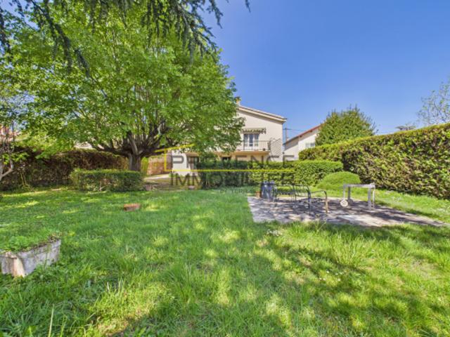 Maison familiale avec 6 chambres et garage à vendre à Montél