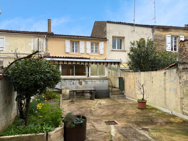 MAISON DE VILLE avec caves et jardinet à COGNAC