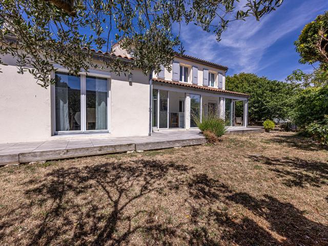 Maison familiale avec cachet, beau jardin, piscine