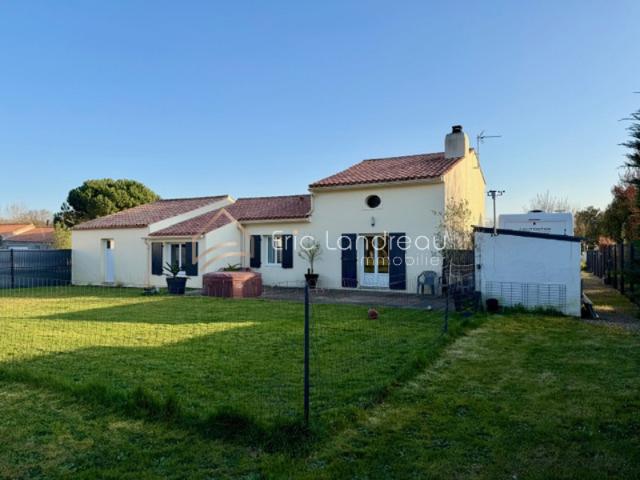 Maison familiale avec cheminée, grand garage et terrain clos