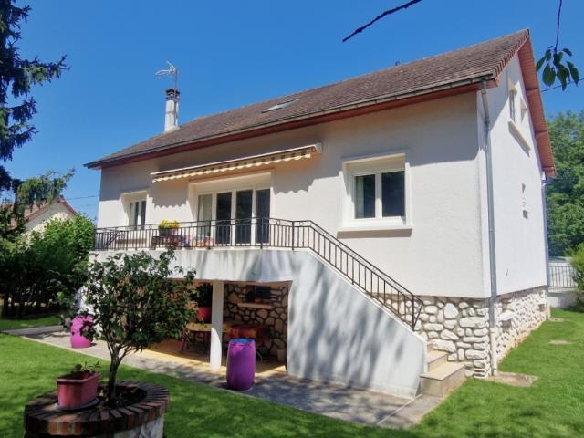 Maison familiale avec accès rapide à la RN12. Un cadre de vie paisible et verdoyant à visiter sans attendre !