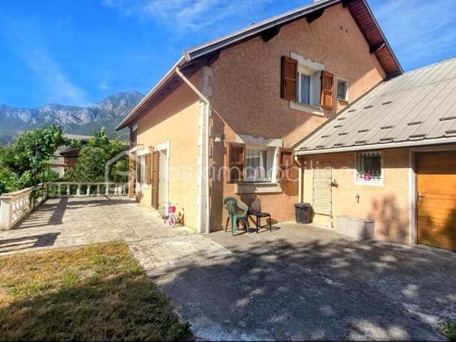 Maison familiale avec beau terrain