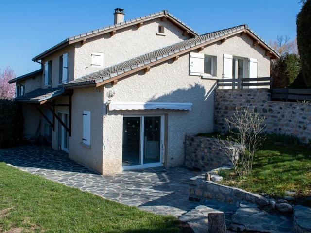 Maison familiale avec beau jardin