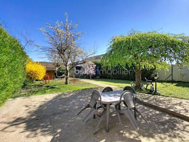 MAISON FAMILIALE AVEC GARAGE, DEPENDANCES ET JARDIN ARBORE