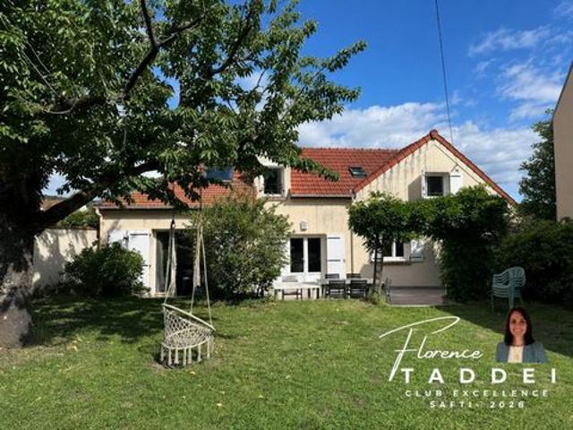 Maison familiale avec garage et jardin à Gif