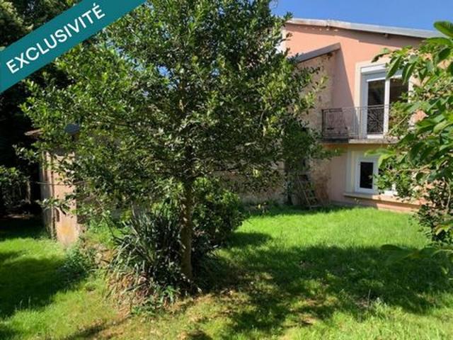 Maison familiale avec garages et jardin