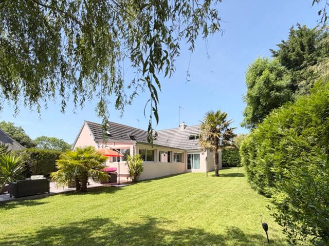 Maison familiale avec grand garage, carport et jardin