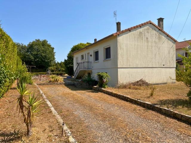MAISON FAMILIALE avec grand garage et terrain clos à seulement 8 minutes de COGNAC