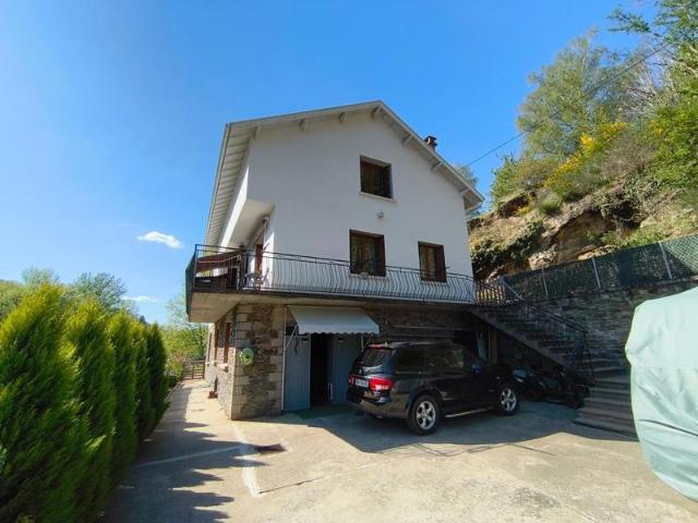 Maison familiale avec grand extérieur, proche des commodités