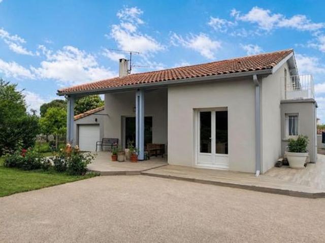 Maison familiale avec grand jardin et piscine au calme