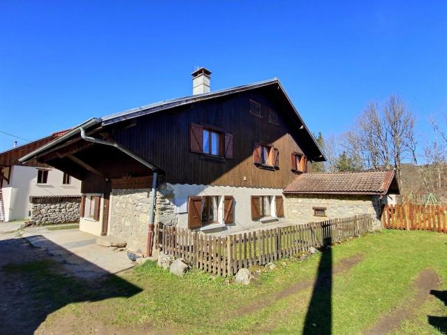 Maison familiale avec grand jardin et vue sur la Dent d'Oche. 184m² Bernex