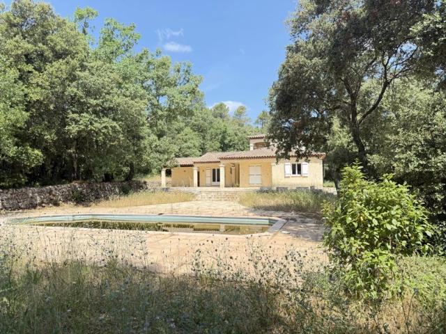 Maison familiale avec grand terrain plat, piscine et garage – 505 000 €