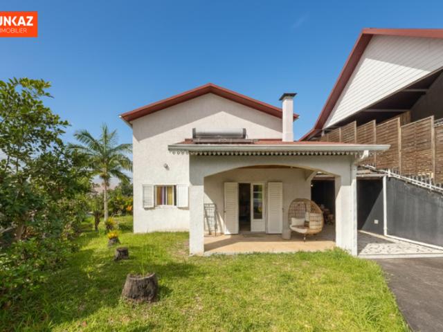 Maison familiale avec grande cuisine extérieure