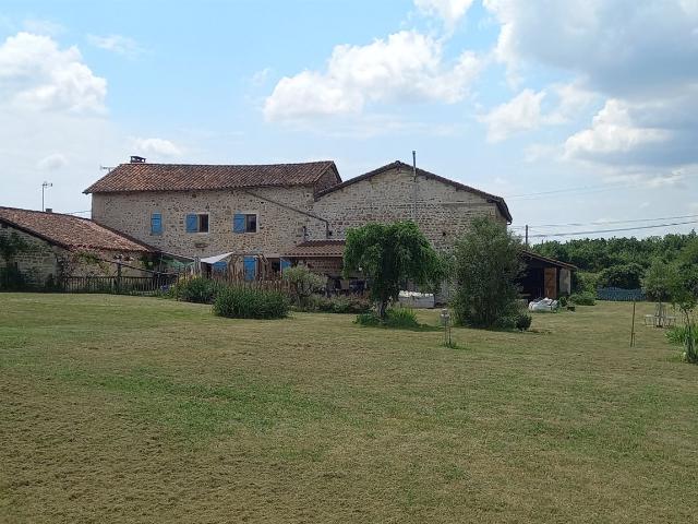 Maison Familiale Avec Grange Et Jardin 135m² Cellefrouin