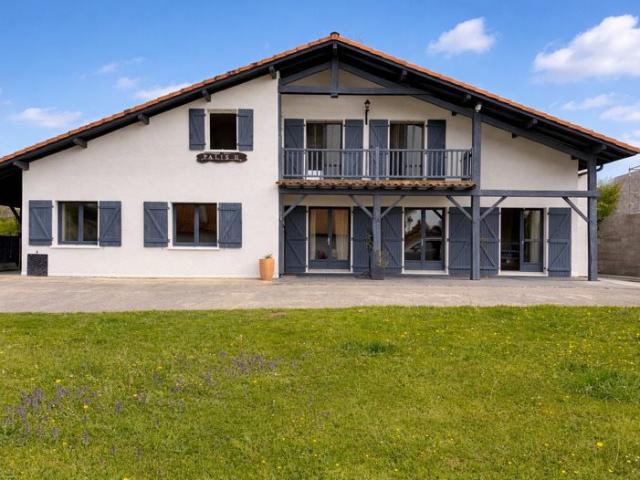 ? Maison familiale avec double logement – 240 m² – Terrain 1. 240m² Biaudos