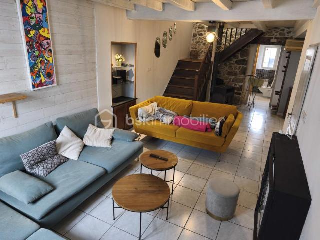 Maison familiale avec deux terrasses et trois parkings à vendre