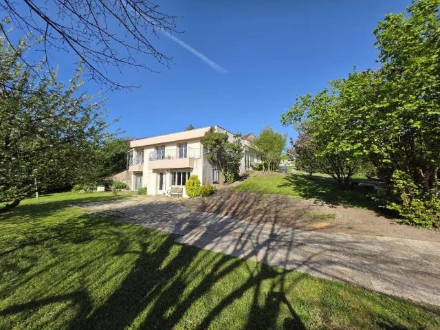 MAISON FAMILIALE avec deux logements 213 m²
