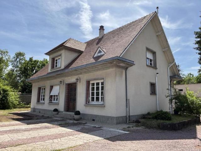 Maison familiale avec dépendances et grand terrain