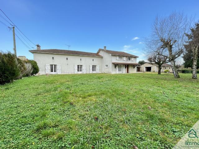 Maison familiale avec dépendances et grand terrain