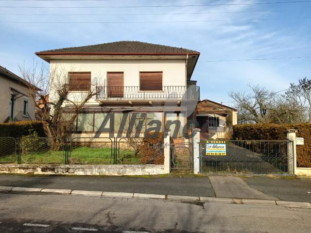 MAISON FAMILIALE AVEC DEPENDANCES ET TERRAIN DE 33 ARES
