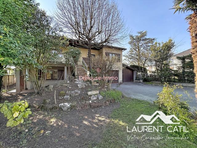 Maison familiale avec fort potentiel à Romans sur Isère La Pierrotte 214 m² habitables 947 m² de terrain 6 chambres 2 grands garages avec atelier