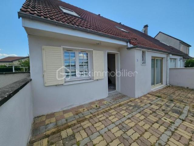 Maison familiale avec jardin arboré, véranda et stationnements privés
